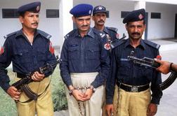 Pakistanski policisti prisilili par, da je po mestu hodil brez oblačil