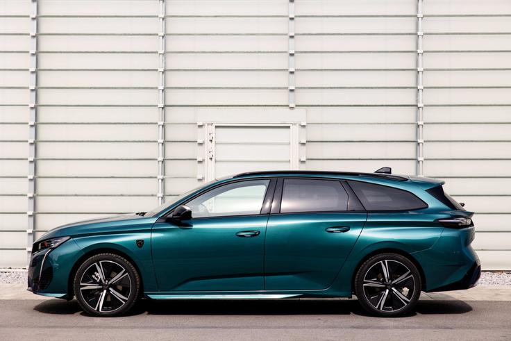 Hibridna tehnologija je dolga leta veljala za drago izbiro med kupci. Peugeot jo je z inovacijami za še manjšo porabo goriva tudi cenovno približal širokemu krogu kupcem. Hibridni Peugeot 308 zdaj stane enako kot dizelski 308. | Foto: P AUTOMOBIL IMPORT D.O.O.