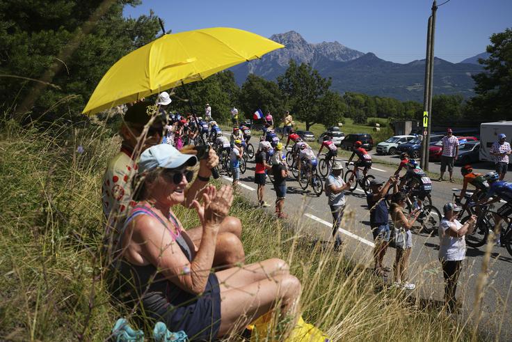 "V vročini so potrebe po ogljikovih hidratih večje, saj zaradi povišane temperature določeni encimi delujejo hitreje, poleg tega pa je relativni napor višji. Čeprav je absorpcija videti enaka kot v normalnih pogojih, je učinkovitost vnešenih ogljikovih hidratov v vročini nekoliko nižja, o čemer je potožil tudi Tadej Pogačar na Touru leta 2023. Na vročino se najbolje pripravimo z vročinsko aklimatizacijo, s čimer večino negativnih vidikov vročine vsaj omilimo." | Foto: Guliverimage
