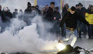 Na severu Kosova izbruhnili spopadi med policijo in protestniki