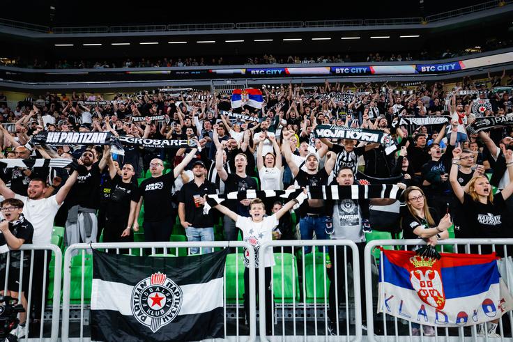 Partizan je imel v nedeljo izdatno podporo svojih navijačev. | Foto: Aleš Fevžer