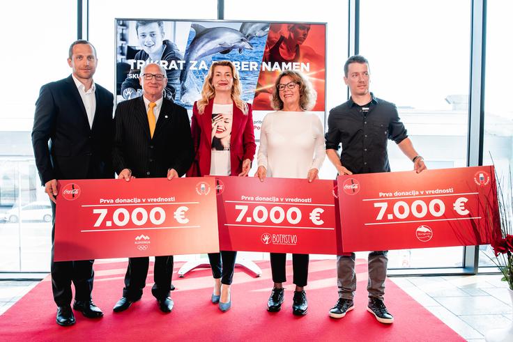 Jure Košir, ambasador projekta #vednopodpiraj dober namen; Bogdan Gabrovec, predsednik OKS – ZŠZ, Ruža Tomić Fontana, glavna direktorica Coca-Cole HBC za Hrvaško, Bosno in Hercegovino in Slovenijo; Anita Ogulin, predsednica ZPM Ljubljana Moste-Polje, Tilen Genov iz društva Morigenos | Foto: Matic Kremžar