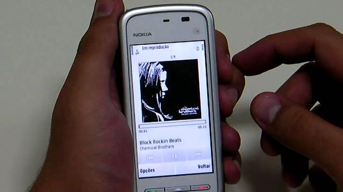 Ta Nokijin pametni telefon z operacijskim sistemom Symbian se je prodajal presenetljivo dobro, čeprav ni imel ene glavnih sestavin pametnih telefonov – ni se znal povezati z brezžičnimi omrežji! | Foto: 