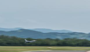 Slovenijo sta ponovno preletavala vojaška lovca F-16 #foto #video