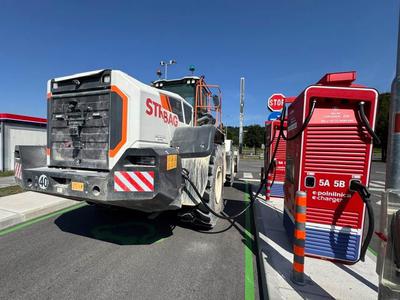 Nevsakdanji prizor:: na električno polnilnico je pripeljal delovni stroj iz kamnoloma