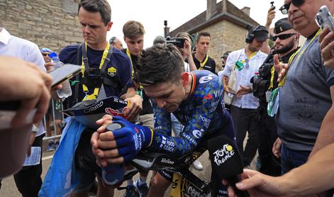 Wout van Aert še vedno na berglah: Nisem mogel premakniti kolena