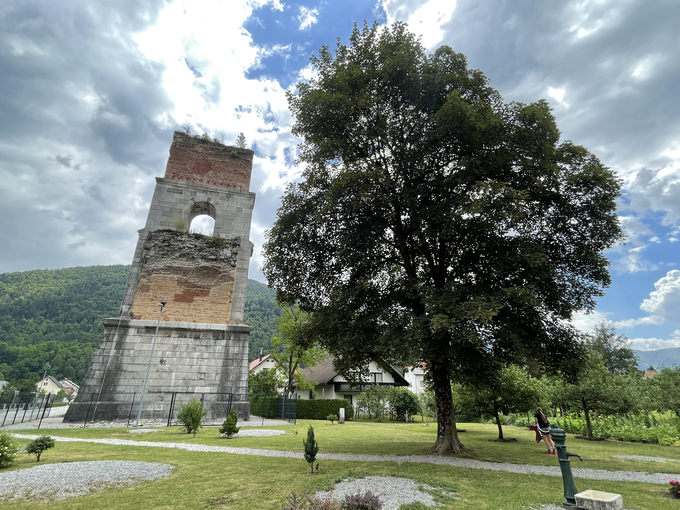 Preostali steber v Borovnici je 165 po svečanem odprtju viadukta del kulturne dediščine. | Foto: Gregor Pavšič
