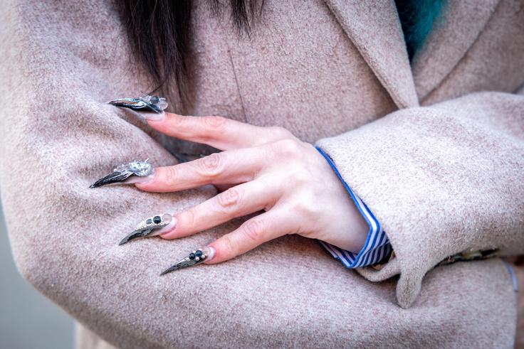 Anastasija izdeluje prav posebne nohte. Čeprav je večina nad njenimi izdelki navdušena, se najdejo tudi takšni, ki niso. Tako je bila na družbenih omrežjih deležna raznovrstnih komentarjev, na primer: ne vidim smisla v teh tvojih nohtih, kako si brišeš rit?  | Foto: Gaja Hanuna