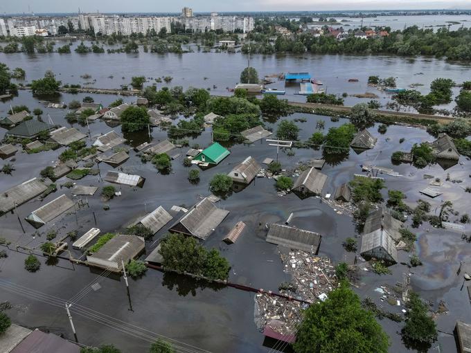 Po navedbah ukrajinskega notranjega ministrstva je ob bregu reke Dneper, ki je pod nadzorom ukrajinskih sil, še vedno pod vodo 32 mest in vasi ter skupno 3.784 hiš. | Foto: Reuters