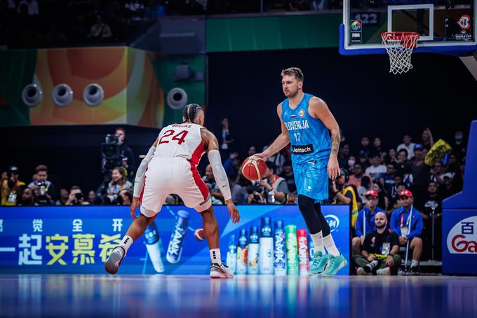 Dončić je srečanje v sredo končal predčasno. | Foto: FIBA