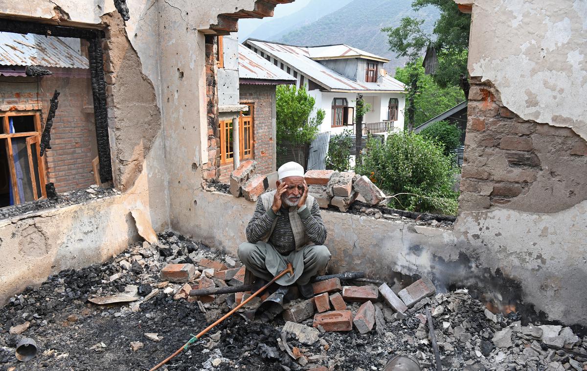 kašmir indija pakistan | Iz Indije in Pakistana poročajo o najmanj 43 smrtnih žrtvah, med katerimi naj bi prevladovali civilisti. Islamabad je sporočil, da je bilo v indijskih napadih in streljanju ob meji ubitih 31 civilistov, New Delhi pa je dodal, da je bilo v pakistanskem obstreljevanju ubitih najmanj 12 ljudi. | Foto Reuters