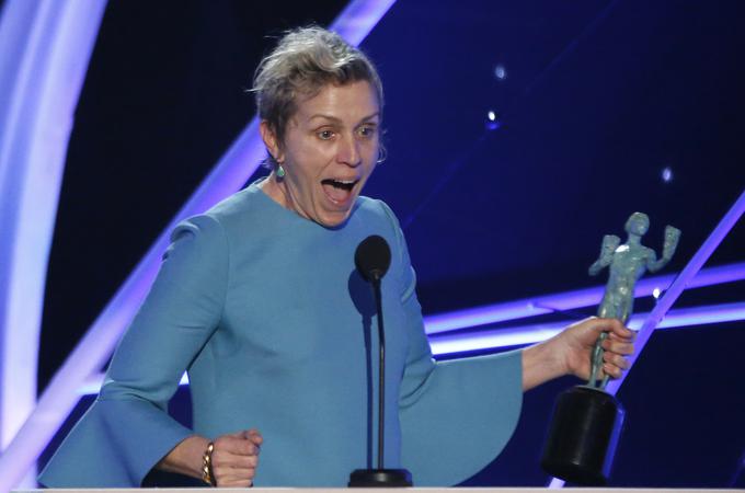 Frances McDormand kaže zelo dobro pred letošnjo podelitvijo oskarjev. Za vlogo v filmu Trije plakati pred mestom je osvojila že zlati globus, nagrado Critics' Choice Awards in sinoči še nagrado SAG. | Foto: Reuters