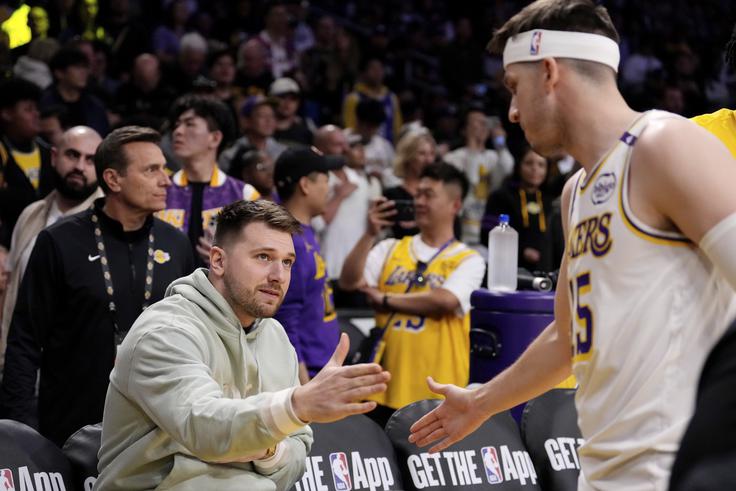 Luka Dončić in Austin Reaves sta bila v zadnji sezoni zelo usklajen in razigran tandem. Žal sta oba staknila poškodbi v najbolj neprijetnem trenutku, tik pred začetkom končnice. | Foto: Guliverimage