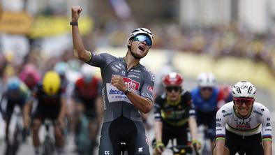 Dramatičen zaključek na Touru: Van der Poel v šprintu pred Pogačarjem, Vingegaard takoj za njima