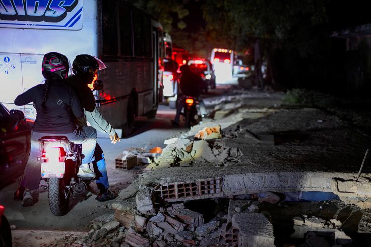 Tla so se zatresla v sredo nekaj po 18. uri po krajevnem času oz. po 22. uri ob srednjeevropskem. | Foto: Reuters