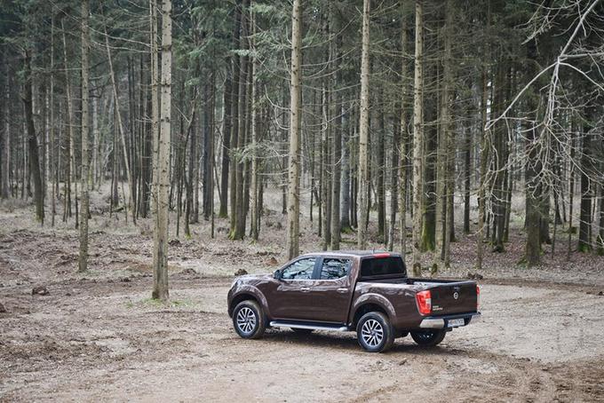 Navari tekmecev ne manjka. Poleg vedno nevarnega volkswagna amaroka je tu še prenovljena mitsubishi L200 in toyota hilux, bojda pa se, med drugimi, igri namerava pridružiti tudi Renault. | Foto: Ciril Komotar