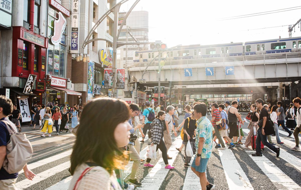 Tokio, ljudje | Prenovljeni zakoni bi omogočili delo od doma, krajši delovni čas, podjetja z več kot 300 zaposlenimi pa bi zavezali k razkritju podatkov o očetovskem dopustu. | Foto Guliverimage