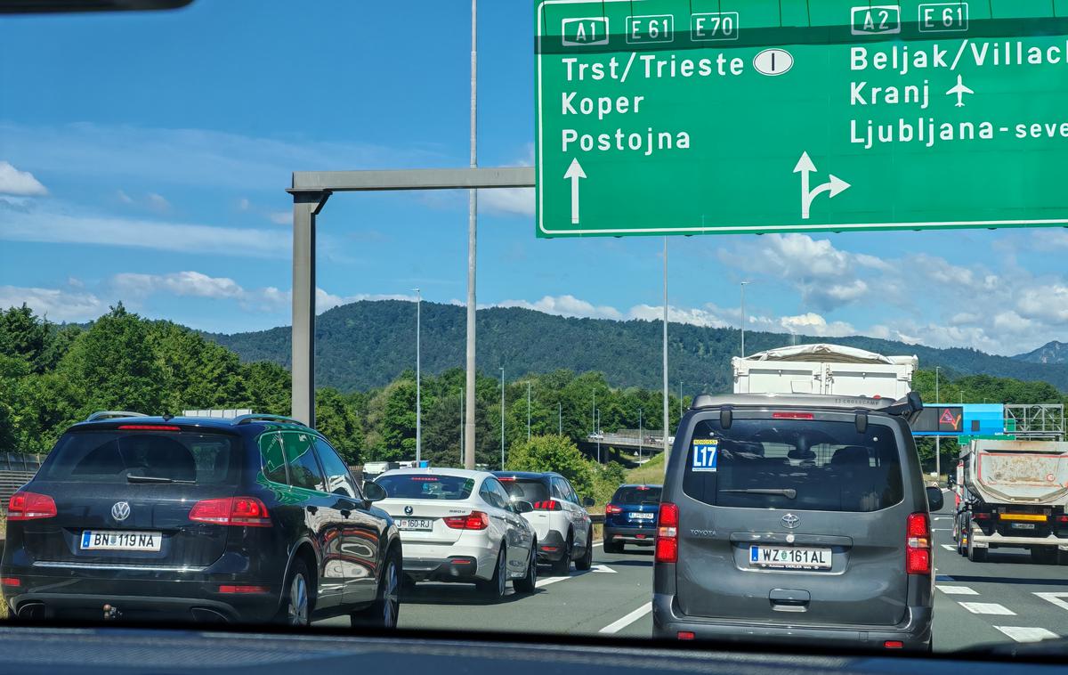 Gneča na ljubljanski obvoznici | Kot navaja prometnoinformacijski center, bo močno povečan promet tako iz smeri Avstrije proti Hrvaški in proti Primorski kot tudi v obratni smeri zaradi praznikov in počitnic v tujini in v Sloveniji vztrajal do sredine prihodnjega tedna. | Foto Ksenija Mlinar