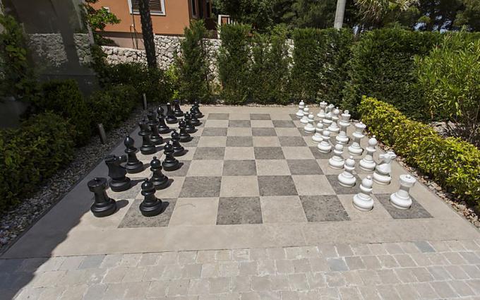 Če bo nogometašu dolgčas, se lahko pozabava s partijo šaha. | Foto: Domus Gradnja