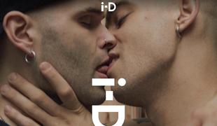 Instagram odstranil fotografijo gejev, ki se poljubljata