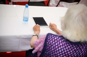 Ministrstvo za digitalno preobrazbo objavilo javno naročilo za usposabljanje starejših