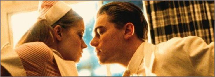 Prekaljeni agent FBI (Hanks) neumorno lovi izmuzljivega Franka W. Abagnala mlajšega (Leonardo DiCaprio). Ta je ponaredil za več milijonov dolarjev čekov, medtem ko se je uradno izdajal za pilota, zdravnika, pravnika ... Adamsova je v biografski komični drami Stevena Spielberga dočakala svojo prvo odmevno, četudi majhno vlogo. • Film je na voljo v videoteki DKino.

 | Foto: 