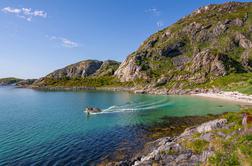 Norveški otok, kjer sonce ne zaide kar 69 dni, hoče ukiniti čas #video