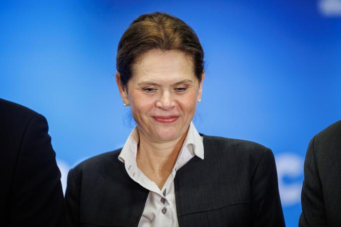 Alenka Bratušek | Alenka Bratušek se je zahvalila izvajalcem in izpostavila domači gradbeni podjetji Kolektor CPG in SŽ ŽGP, ki sta se držala dogovorjenih rokov.  | Foto STA