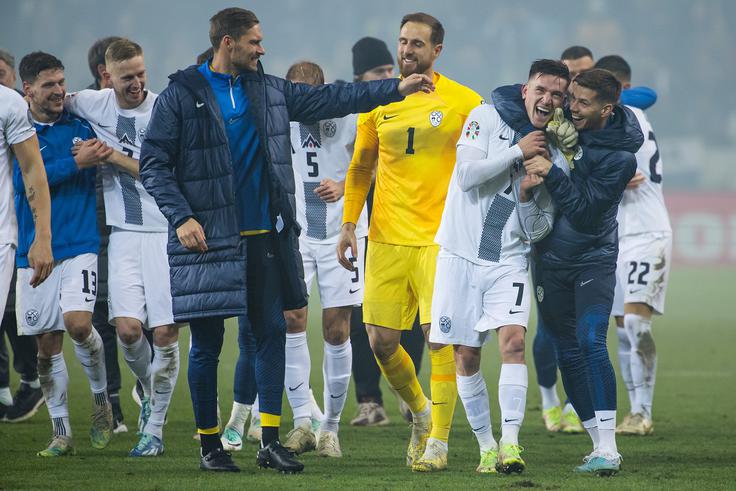 Nepozabno slavje slovenskih nogometašev po zmagi nad Kazahstanom in uvrstitvi na Euro 2024. Tako sta bila objeta Miha Zajc in Benjamin Verbič (oba desno). Slednji se je znašel na aktualnem Cesarjevem seznamu. Na njem bi bil tudi Zajc, a ... | Foto: Grega Valančič