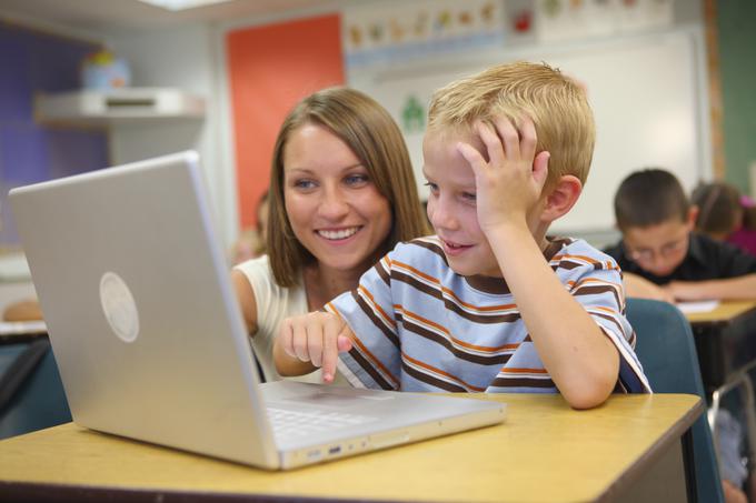 Nekaj več kot 30 odstotkov staršev nadzira, kaj njihoiv otrok počne v interneru, saj tako upajo, da bodo v primeru izpostavljenosti neki spletni grožnji otroku lahko nemudoma dali primeren nasvet ali rešitev. | Foto: Thinkstock