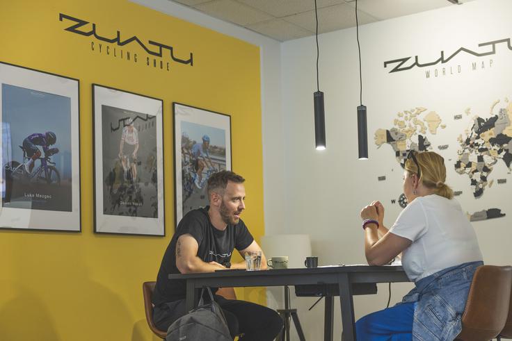 Zastavice na zemljevidu na steni showrooma podjetja Zuatu v Kranju označujejo države, kjer že prodajajo njihove kolesarske čevlje. | Foto: Ana Kovač