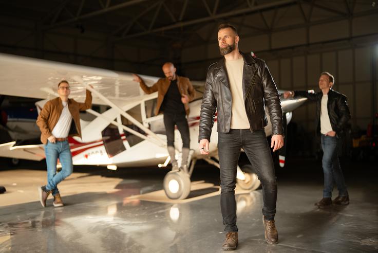 Videospot za pesem Helij so Kvatropirci posneli na letališču v Bovcu. | Foto: Neo Visuals