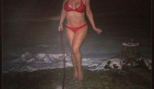Mariah Carey s psom na sneg. Bosa in v bikiniju.