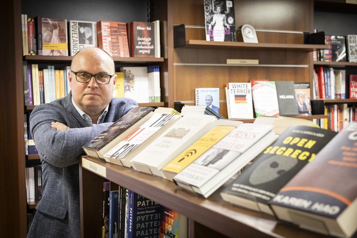 "Mislim, da je v današnjem času ključen digitalni odklop. Pa tudi odklop od kriz vsakdanjika in posledično preklop na človeka. Mislim, da moramo biti bolj človeški, kot smo bili do zdaj, poudarjati človečnost kot ključno vrlino z vsem, kar jo sestavlja – zaupanje, spoštovanje, medsebojna pomoč, prijaznost, strpnost, zmernost. Govorim o temeljnih vrednotah in zelo zanimivo je, da se v tem času vzpona umetne inteligence pogovarjamo o teh vrednotah bolj kot kadarkoli," pravi Podjed. | Foto: Bojan Puhek