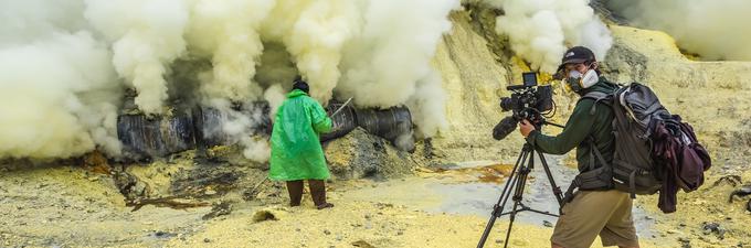 Oddaja spremlja pustolovščine vulkanologa Toma Pfeifferja in članov njegove ekipe. Ti gledalce popeljejo na neponovljivo potovanje v srce aktivnih vulkanov. • Ob 6.20. │ Foto: Blue Ant Media | Foto: 