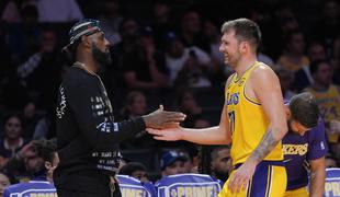 Luka Dončić čaral in navdušil na generalki, Lakersi po veliki drami brez zmage #video