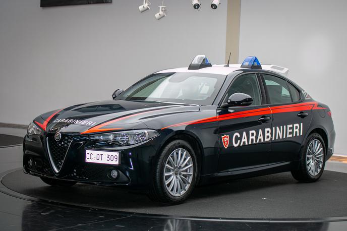 Alfa romeo giulia carabinieri | Spredaj je vgrajen dvolitrski štirivaljni bencinski motor s 147 kilovati. | Foto Italijanska policija