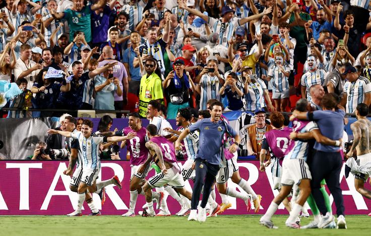 Navdušenje argentinskih navijačev in nogometašev po mojstrskem zadetku Juliana Alvareza.  | Foto: Reuters