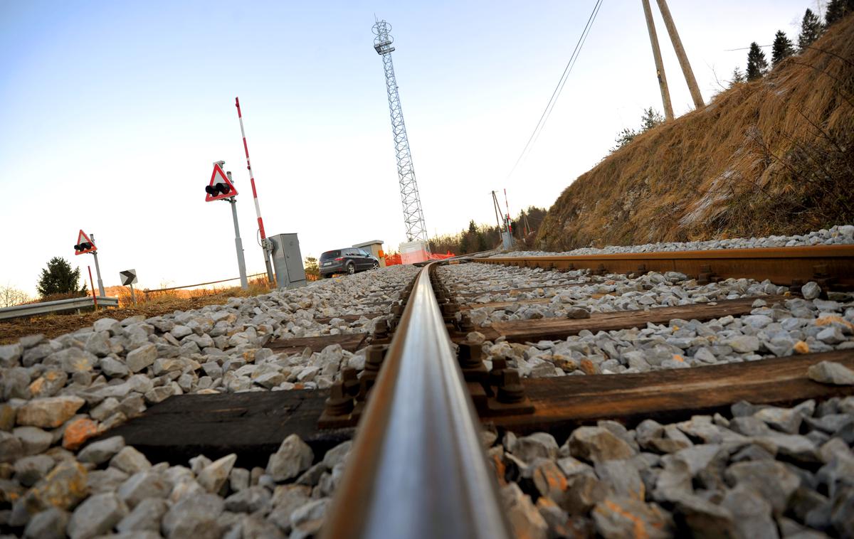 železnica | Novi predor bo v navezi z viaduktom po navedbah direkcije izboljšal varnost železniške proge Maribor–Šentilj, povečal njeno prepustno zmogljivost ter povečal hitrost proge na do 120 kilometrov na uro, s čimer se bo skrajšal tudi potovalni čas. | Foto STA