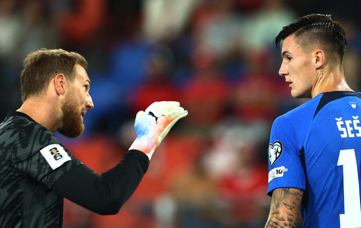 Švica Slovenija | Jan Oblak in Benjamin Šeško sta vajeni polnejših tribun, v Švici pa jih je pričakal napol prazen stadion, a žal tudi razigrani gostitelji. | Foto Reuters
