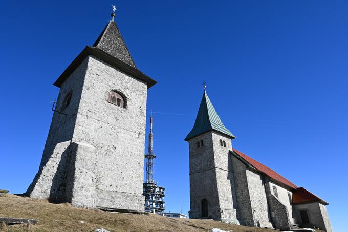 Cerkvica in oddajnik na Kumu, najvišjem vrhu Zasavja. | Foto: Matej Podgoršek