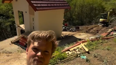 Justus Reid že tretji mesec obnavlja hišo za pet tisoč evrov: njen današnji videz vas bo sezul