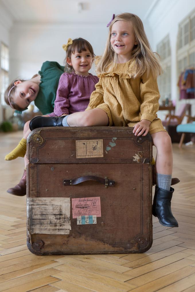Ajda in Sara si želita, da bi mali uporabniki oblačila Tivoli nosili dolgo in z ljubeznijo. "Vsekakor upava, da ne pristanejo na kupih zavrženih oblačil." | Foto: Polona Plasin