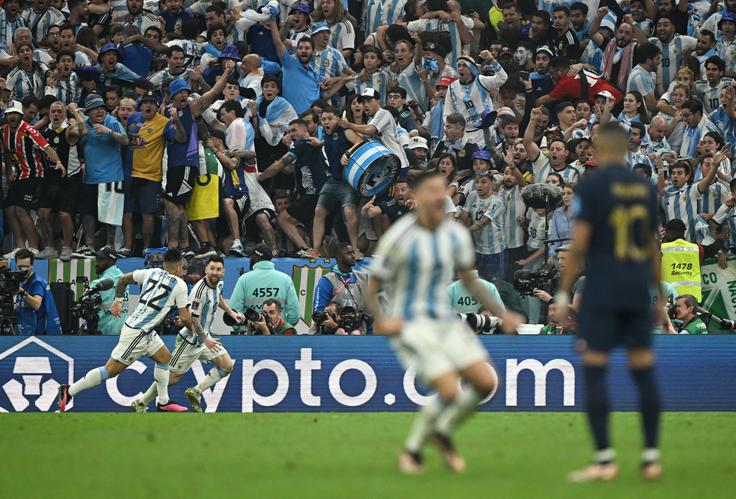 V Katarju so na tribunah prevladovali navijači iz Argentine. Prišlo naj bi jih vsaj 50 tisoč. | Foto: Reuters