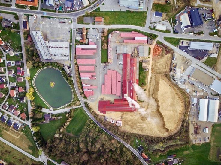 "Z lokalnimi proizvodnjami v wienerbergerju zagotavljamo delovna mesta in spodbujamo razvoj lokalnega gospodarstva." Na fotografiji proizvodni obrat zidne opeke Porotherm v Ormožu.  | Foto: wienerberger