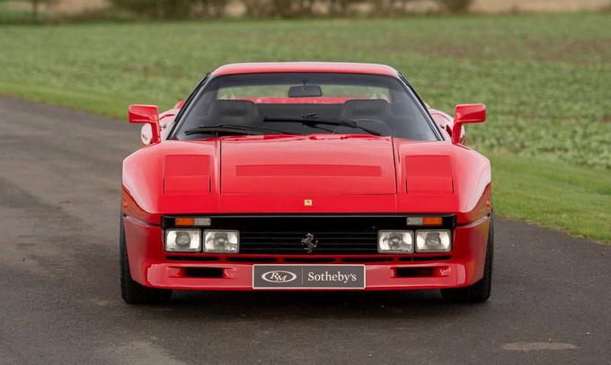 Ferrari 288 GTO, kakršnih so izdelali 272. Prevoženih ima 23 tisoč kilometrov. Pričakovana cena je kar od 3,25 do štiri milijone funtov. | Foto: RM Sotheby's