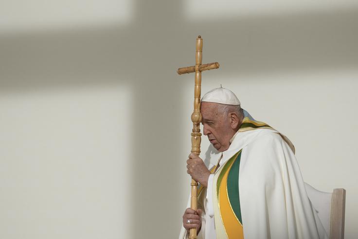 Že ob prvem papeškem nastopu je Frančišek pokazal, da je duhoven človek in mož molitve, ponižen in prijazen. To držo je ohranil celoten pontifikat. | Foto: Guliverimage