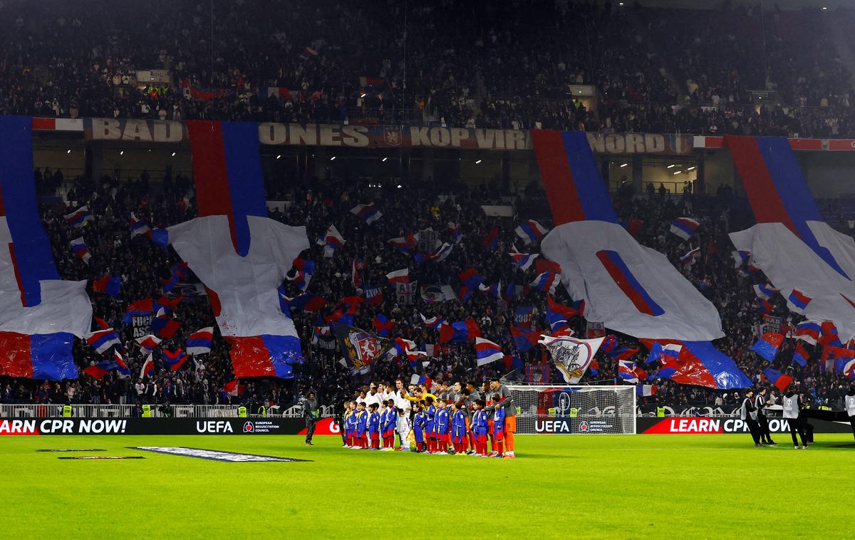 Lyon | Navijači Lyona bodo morali svoje ljubljence v novi sezoni spremljati v drugoligaškem tekmovanju. | Foto Reuters