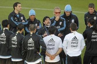 Množice ljudi na treningu Argentincev