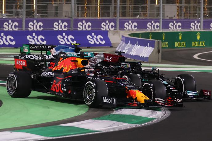 Verstappen Hamilton | Verstappen je dirkal na nož, kar se mu je na koncu maščevalo. | Foto Reuters